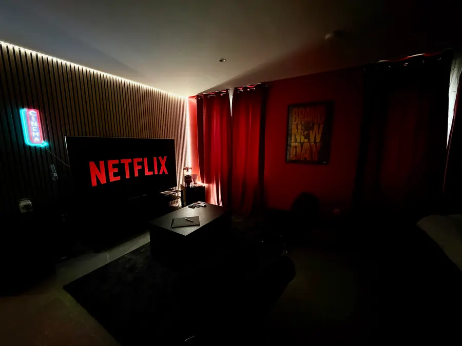 Le salon en configuration séance, lumière tamisée