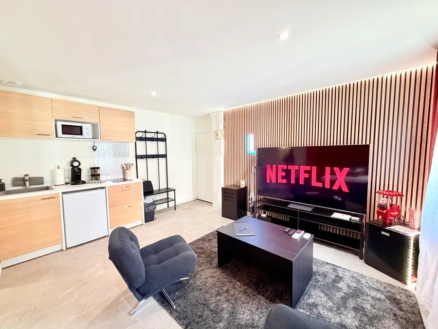 La cuisine équipée ouverte sur le salon cinéma
