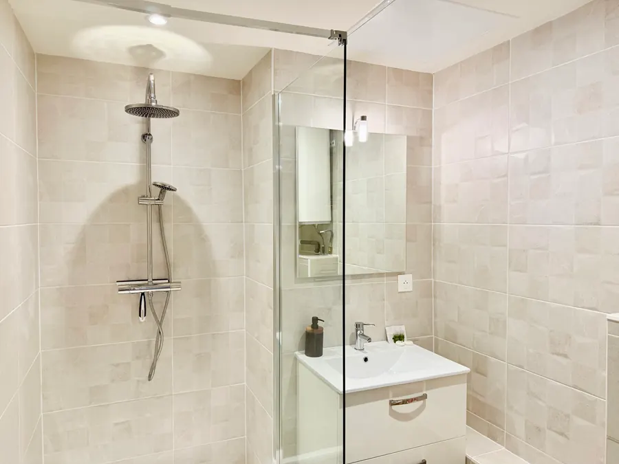 La douche à l'italienne et sa colonne de douche