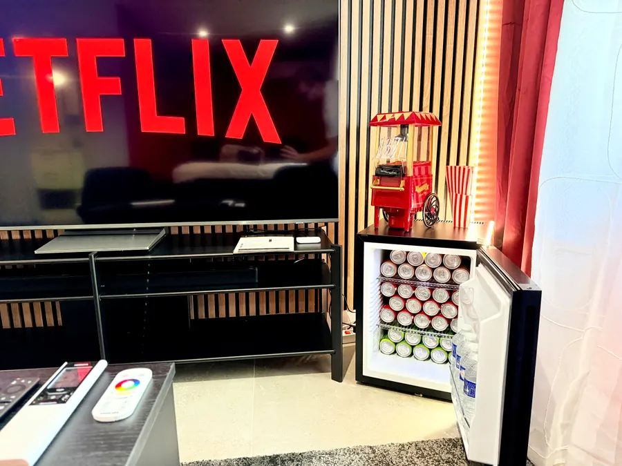 Le minibar approvisionné en boissons fraîches, à côté de la machine à popcorn